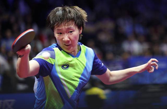 (251116) -- MACAO, Nov. 16, 2025 (Xinhua) -- Wang Manyu hits a return during the women's singles final match of table tennis between Sun Yingsha of Hebei and Wang Manyu of Heilongjiang at China's 15th National Games in Macao, south China, Nov. 16, 2025. (Xinhua/Chen Bin)