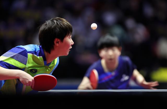 (251116) -- MACAO, Nov. 16, 2025 (Xinhua) -- Wang Manyu serves during the women's singles final match of table tennis between Sun Yingsha of Hebei and Wang Manyu of Heilongjiang at China's 15th National Games in Macao, south China, Nov. 16, 2025. (Xinhua/Chen Bin)