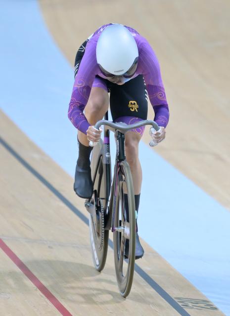 (251116) -- HONG KONG, Nov. 16, 2025 (Xinhua) -- Yuan Liying of Jilin competes during the first round of cycling track women's sprint final at China's 15th National Games in Hong Kong, south China, Nov. 16, 2025. (Xinhua/Hu Huhu)