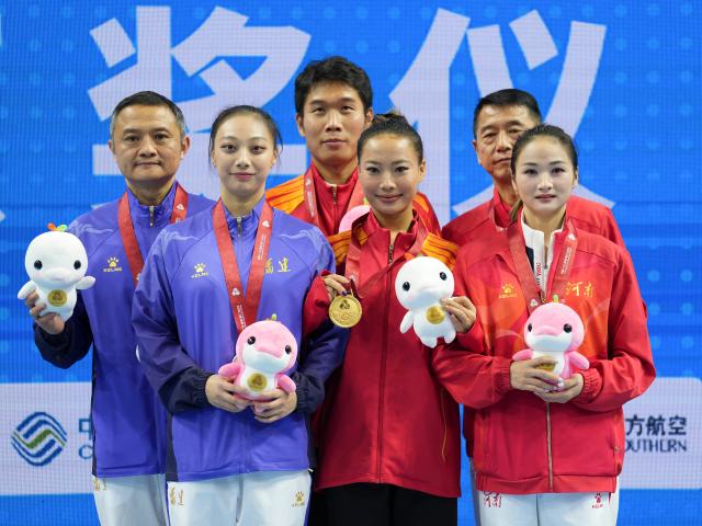 (251116) -- ZHAOQING, Nov. 16, 2025 (Xinhua) -- Gold medalist Deng Yalan of Jiangxi, silver medalist Yu Linmin of Fujian and bronze medalist Liu Jinru of Henan pose with their coaches during the awarding ceremony for the artistic gymnastics women's vault at China's 15th National Games in Zhaoqing, south China's Guangdong Province, Nov. 16, 2025. (Xinhua/Xu Bingjie)