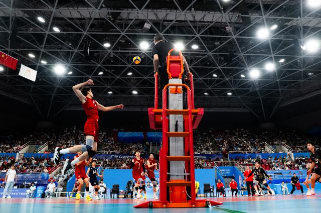 (251116) -- GUANGZHOU, Nov. 16, 2025 (Xinhua) -- Gong Minghao (top) of Zhejiang competes during the volleyball men's U18 final between Jiangsu and Zhejiang at China's 15th National Games in Guangzhou, south China's Guangdong Province, Nov. 16, 2025. (Xinhua/Xiao Yijiu)