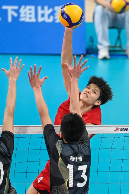 (251116) -- GUANGZHOU, Nov. 16, 2025 (Xinhua) -- Yu Xiang (top) of Zhejiang competes during the volleyball men's U18 final between Jiangsu and Zhejiang at China's 15th National Games in Guangzhou, south China's Guangdong Province, Nov. 16, 2025. (Xinhua/Tang Yi)