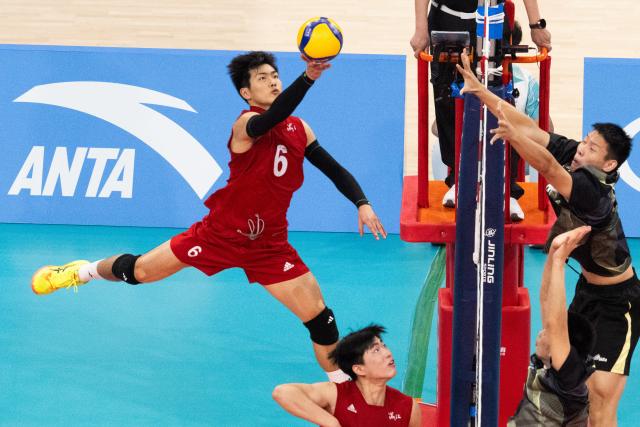 (251116) -- GUANGZHOU, Nov. 16, 2025 (Xinhua) -- Wang Jinkebo (1st L) of Zhejiang competes during the volleyball men's U18 final between Jiangsu and Zhejiang at China's 15th National Games in Guangzhou, south China's Guangdong Province, Nov. 16, 2025. (Xinhua/Xiao Yijiu)