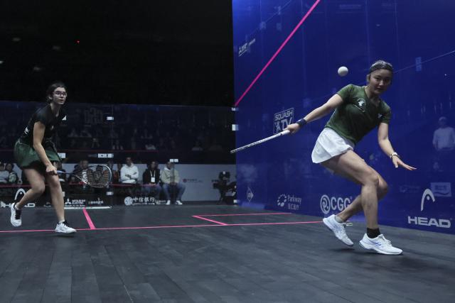 (251116) -- SHANGHAI, Nov. 16, 2025 (Xinhua) -- Watanabe Satomi (R) competes during the women's singles final match between Watanabe Satomi of Japan and Amina Orfi of Egypt at the China Open squash tournament in Shanghai, east China, Nov. 16, 2025. (Xinhua/Wang Xiang)