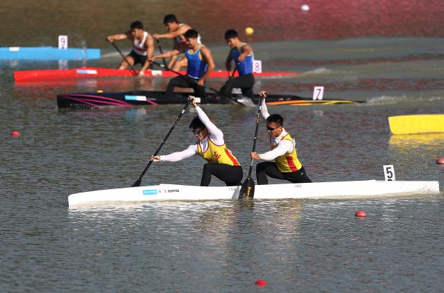 (251117) -- GUANGZHOU, Nov. 17, 2025 (Xinhua) -- Yu Yuebin (front L)/Yu Chenwei (front R) of Shandong compete during the men's canoe double 500m final A of canoe sprint at China's 15th National Games in Guangzhou, south China's Guangdong Province, Nov. 17, 2025. (Xinhua/Yang Shiyao)