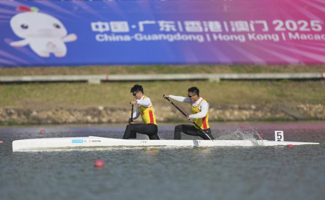(251117) -- GUANGZHOU, Nov. 17, 2025 (Xinhua) -- Yu Yuebin (L)/Yu Chenwei of Shandong compete during the men's canoe double 500m final A of canoe sprint at China's 15th National Games in Guangzhou, south China's Guangdong Province, Nov. 17, 2025. (Xinhua/Jigme Dorji)