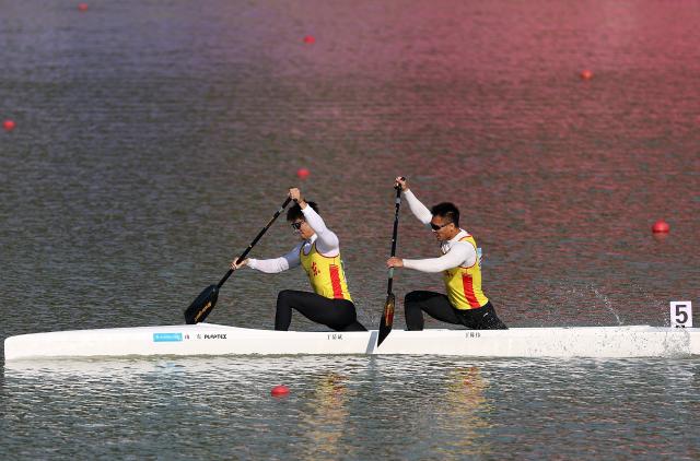 (251117) -- GUANGZHOU, Nov. 17, 2025 (Xinhua) -- Yu Yuebin (L)/Yu Chenwei of Shandong compete during the men's canoe double 500m final A of canoe sprint at China's 15th National Games in Guangzhou, south China's Guangdong Province, Nov. 17, 2025. (Xinhua/Yang Shiyao)