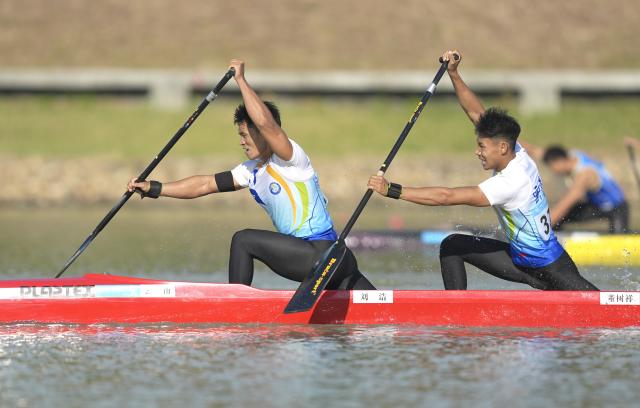 (251117) -- GUANGZHOU, Nov. 17, 2025 (Xinhua) -- Liu Hao (L)/Dong Shuxiang of Yunnan compete during the men's canoe double 500m final A of canoe sprint at China's 15th National Games in Guangzhou, south China's Guangdong Province, Nov. 17, 2025. (Xinhua/Jigme Dorji)