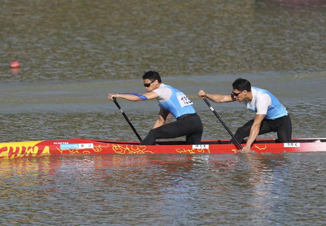 (251117) -- GUANGZHOU, Nov. 17, 2025 (Xinhua) -- Miao Feilong (L)/Ji Bowen of Zhejiang compete during the men's canoe double 500m final A of canoe sprint at China's 15th National Games in Guangzhou, south China's Guangdong Province, Nov. 17, 2025. (Xinhua/Yang Shiyao)
