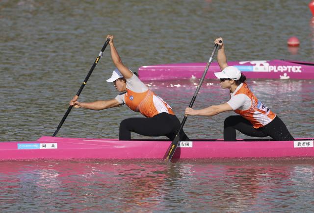 (251117) -- GUANGZHOU, Nov. 17, 2025 (Xinhua) -- Teng Anshuo (L)/Jiang Xina of Hubei compete during the women's canoe double 500m final A of canoe sprint at China's 15th National Games in Guangzhou, south China's Guangdong Province, Nov. 17, 2025. (Xinhua/Yang Shiyao)