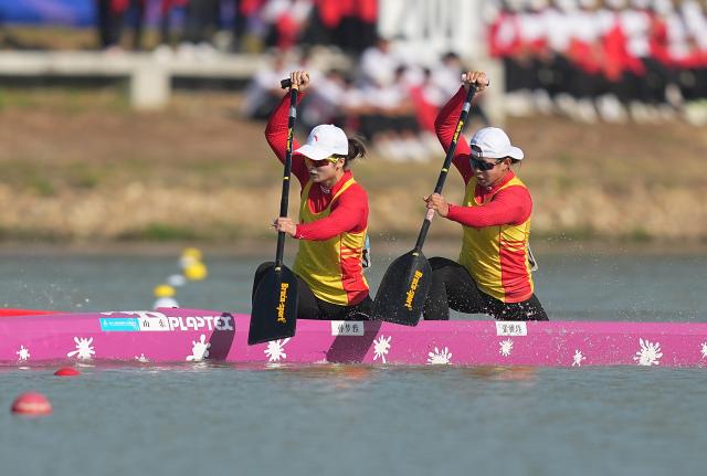 (251117) -- GUANGZHOU, Nov. 17, 2025 (Xinhua) -- Sun Mengya (L)/Zhang Yajue of Shandong compete during the women's canoe double 500m final A of canoe sprint at China's 15th National Games in Guangzhou, south China's Guangdong Province, Nov. 17, 2025. (Xinhua/Jigme Dorji)