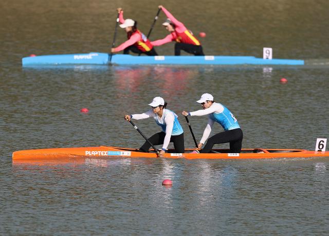 (251117) -- GUANGZHOU, Nov. 17, 2025 (Xinhua) -- Li Shuqi (front L)/Xue Lina (front R) of Zhejiang compete during the women's canoe double 500m final A of canoe sprint at China's 15th National Games in Guangzhou, south China's Guangdong Province, Nov. 17, 2025. (Xinhua/Yang Shiyao)