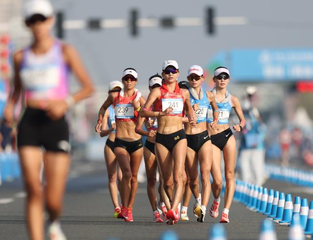 (251117) -- ZHUHAI, Nov. 17, 2025 (Xinhua) -- Yang Liujing (C) of Shaanxi competes during the marathon race walk relay mixed of Athletics at China's 15th National Games in Zhuhai, south China's Guangdong Province, Nov. 17, 2025. (Xinhua/Ding Ting)