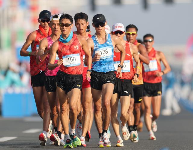 (251117) -- ZHUHAI, Nov. 17, 2025 (Xinhua) -- Li Yandong (front) of Shaanxi competes during the marathon race walk relay mixed of Athletics at China's 15th National Games in Zhuhai, south China's Guangdong Province, Nov. 17, 2025. (Xinhua/Ding Ting)