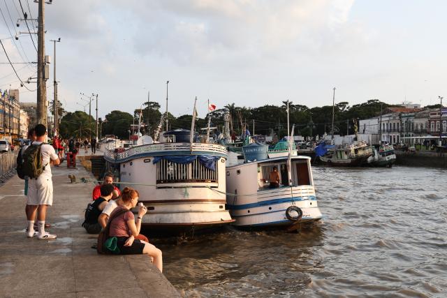 (251117) -- BELEM, Nov. 17, 2025 (Xinhua) -- People relax by the riverside in Belem, Brazil, Nov. 16, 2025. (Photo by Claudia Martini/Xinhua)