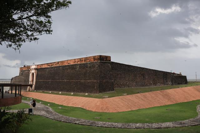 (251117) -- BELEM, Nov. 17, 2025 (Xinhua) -- People visit the Forte do Presepio in Belem, Brazil, Nov. 16, 2025. (Photo by Claudia Martini/Xinhua)