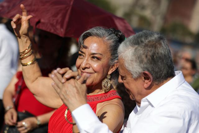 (251117) -- MEXICO CITY, Nov. 17, 2025 (Xinhua) -- People attend a public danzon dance event at Zocalo Square in Mexico City, capital of Mexico, on Nov. 16, 2025. (Xinhua/Francisco Canedo)
