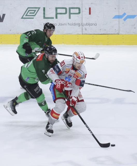 (251117) -- LJUBLJANA, Nov. 17, 2025 (Xinhua) -- Mattew Fraser (R) of EC-KAC competes during the 2025/26 Win2day Ice Hockey League match between Olimpija Ljubljana and EC-KAC in Ljubljana, Slovenia, Nov. 16, 2025. (Photo by Zeljko Stevanic/Xinhua)