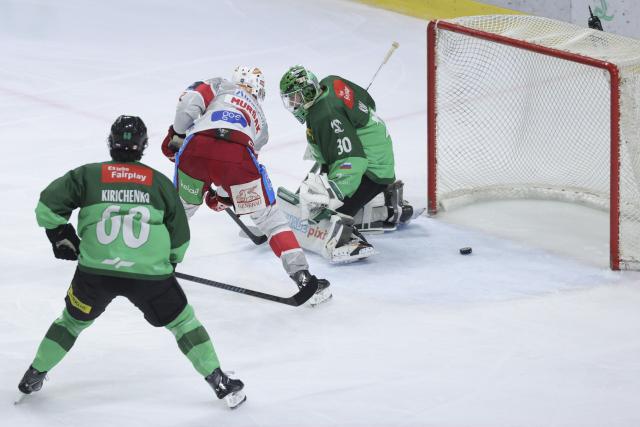 (251117) -- LJUBLJANA, Nov. 17, 2025 (Xinhua) -- Jan Mursak (C) of EC KAC shoots to score during the 2025/26 Win2day Ice Hockey League match between Olimpija Ljubljana and EC-KAC in Ljubljana, Slovenia, Nov. 16, 2025. (Photo by Zeljko Stevanic/Xinhua)