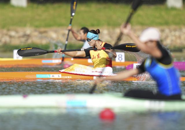 (251117) -- GUANGZHOU, Nov. 17, 2025 (Xinhua) -- Yin Mengdie (C) of Shandong competes during the women's kayak single 500m final A of canoe sprint at China's 15th National Games in Guangzhou, south China's Guangdong Province, Nov. 17, 2025. (Xinhua/Jigme Dorji)
