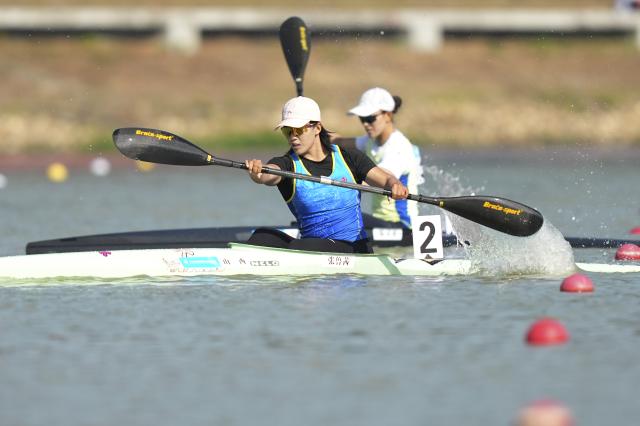 (251117) -- GUANGZHOU, Nov. 17, 2025 (Xinhua) -- Zhang Luxi (front) of Shanxi competes during the women's kayak single 500m final A of canoe sprint at China's 15th National Games in Guangzhou, south China's Guangdong Province, Nov. 17, 2025. (Xinhua/Jigme Dorji)