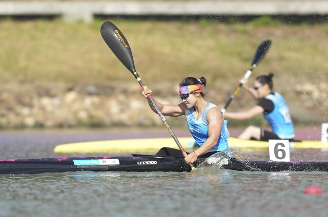 (251117) -- GUANGZHOU, Nov. 17, 2025 (Xinhua) -- Wang Nan (front) of Zhejiang competes during the women's kayak single 500m final A of canoe sprint at China's 15th National Games in Guangzhou, south China's Guangdong Province, Nov. 17, 2025. (Xinhua/Jigme Dorji)