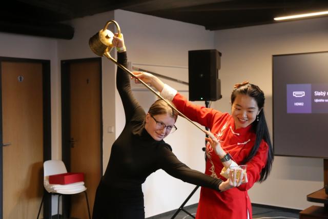 (251117) -- PRAGUE, Nov. 17, 2025 (Xinhua) -- A girl tries Chinese tea ceremony with a long-spout teapot during the 2025 Euro Tea Expo held in Prague, the Czech Republic, Nov. 15, 2025. The 2025 Euro Tea Expo concluded on Sunday in Prague, bringing together tea experts, exhibitors and enthusiasts from around the world, with this year's focus on Chinese Pu'er tea and southwest China's Yunnan Province.
   During the two-day event, experts from China introduced the history, fermentation techniques and cultural traditions of Pu'er tea through lectures and live tastings.
   TO GO WITH "Tea expo in Prague highlights cultural exchanges with China" (Photo by Helena Kocova/Xinhua)