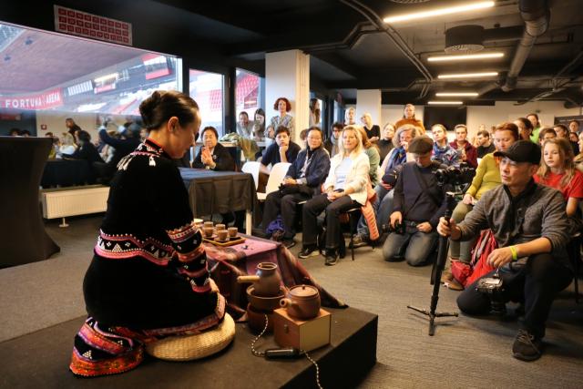 (251117) -- PRAGUE, Nov. 17, 2025 (Xinhua) -- People watch a performance of Chinese tea ceremony during the 2025 Euro Tea Expo held in Prague, the Czech Republic, Nov. 15, 2025. The 2025 Euro Tea Expo concluded on Sunday in Prague, bringing together tea experts, exhibitors and enthusiasts from around the world, with this year's focus on Chinese Pu'er tea and southwest China's Yunnan Province.
   During the two-day event, experts from China introduced the history, fermentation techniques and cultural traditions of Pu'er tea through lectures and live tastings.
   TO GO WITH "Tea expo in Prague highlights cultural exchanges with China" (Photo by Helena Kocova/Xinhua)