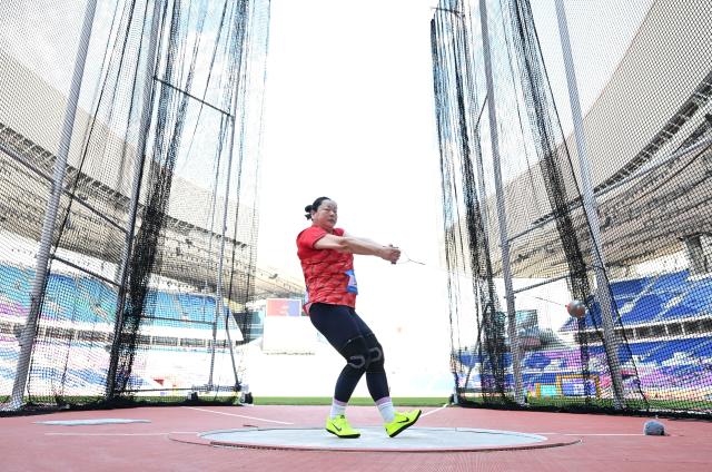 (251117) -- GUANGZHOU, Nov. 17, 2025 (Xinhua) -- Wang Zheng of Shaanxi competes during the women's hammer throw qualification of athletics in Guangzhou, south China's Guangdong Province, Nov. 17, 2025. (Xinhua/Jiang Han)