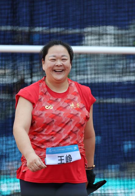 (251117) -- GUANGZHOU, Nov. 17, 2025 (Xinhua) -- Wang Zheng of Shaanxi reacts during the women's hammer throw qualification of athletics in Guangzhou, south China's Guangdong Province, Nov. 17, 2025. (Xinhua/Jiang Han)