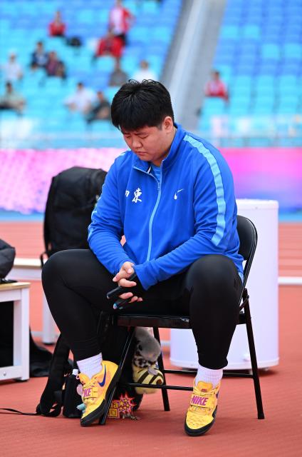 (251117) -- GUANGZHOU, Nov. 17, 2025 (Xinhua) -- Zhang Jiale of Shandong reacts during the women's hammer throw qualification of athletics in Guangzhou, south China's Guangdong Province, Nov. 17, 2025. (Xinhua/Jiang Han)
