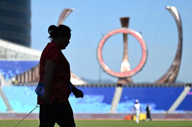 (251117) -- GUANGZHOU, Nov. 17, 2025 (Xinhua) -- Wang Zheng of Shaanxi reacts during the women's hammer throw qualification of athletics in Guangzhou, south China's Guangdong Province, Nov. 17, 2025. (Xinhua/Jiang Han)