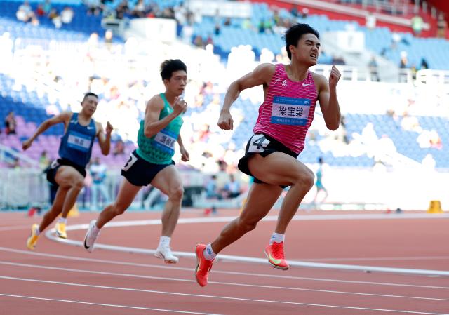(251117) -- GUANGZHOU, Nov. 17, 2025 (Xinhua) -- Liang Baotang (R) of Guangdong competes during the men's 400m heat of athletics in Guangzhou, south China's Guangdong Province, Nov. 17, 2025. (Xinhua/Huang Wei)