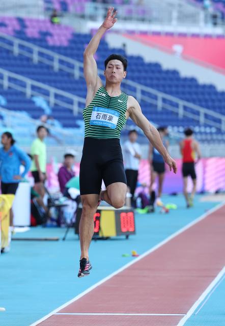 (251117) -- GUANGZHOU, Nov. 17, 2025 (Xinhua) -- Shi Yuhao of Jiangsu competes during the men's long jump qualification of athletics in Guangzhou, south China's Guangdong Province, Nov. 17, 2025. (Xinhua/Jiang Han)