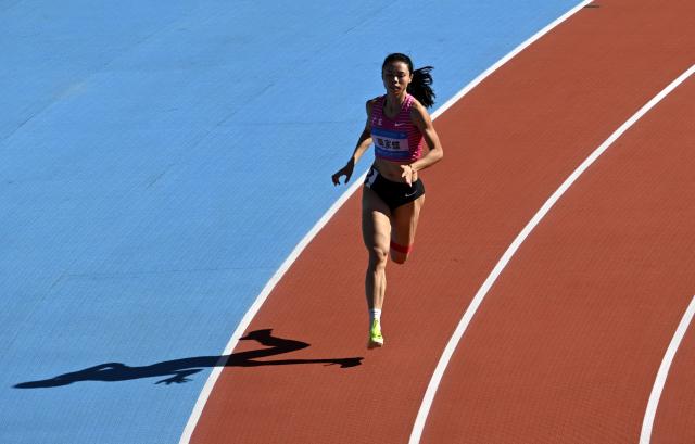 (251117) -- GUANGZHOU, Nov. 17, 2025 (Xinhua) -- Mo Jiadie of Guangdong competes during the women's 400m heat of athletics at China's 15th National Games in Guangzhou, south China's Guangdong Province, Nov. 17, 2025. (Xinhua/Xiao Yijiu)