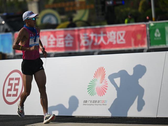 (251117) -- ZHUHAI, Nov. 17, 2025 (Xinhua) -- Hu Xuanfei of Guangdong competes during the marathon race walk relay mixed of Athletics at China's 15th National Games in Zhuhai, south China's Guangdong Province, Nov. 17, 2025. (Xinhua/Zhang Long)