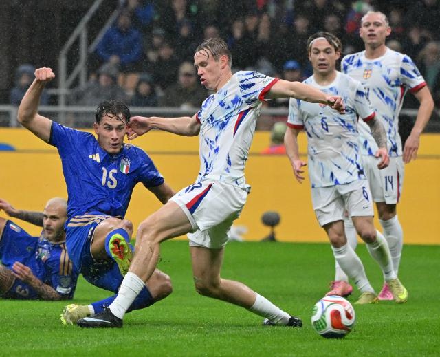 (251117) -- MILAN, Nov. 17, 2025 (Xinhua) -- Pio Esposito (2nd L) of Italy scores during the 2026 World Cup European Qualifiers match between Italy and Norway in Milan, Italy, Nov. 16, 2025. (Photo by Alberto Lingria/Xinhua)