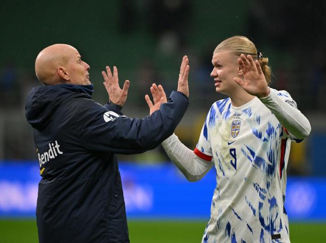(251117) -- MILAN, Nov. 17, 2025 (Xinhua) -- Norway's head coach Stale Solbakken (L) celebrates with Erling Haaland after during the 2026 World Cup European Qualifiers match between Italy and Norway in Milan, Italy, Nov. 16, 2025. (Photo by Alberto Lingria/Xinhua)