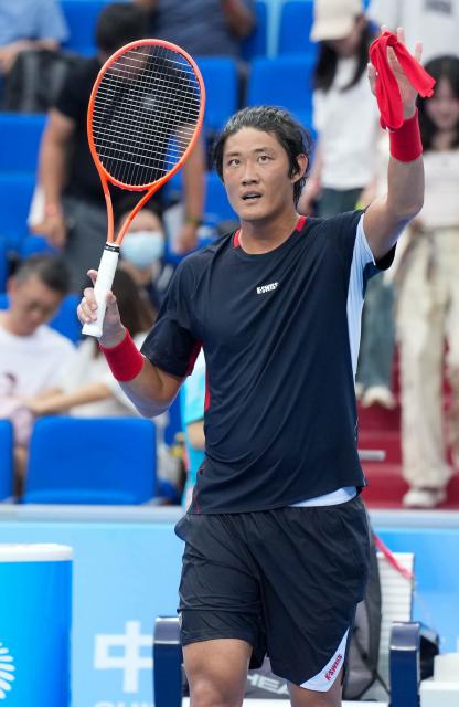 (251117) -- HENGQIN, Nov. 17, 2025 (Xinhua) -- Zhang Zhizhen celebrates after winning the men's singles third round match of tennis between Zhang Zhizhen of Shanghai and Fnu Nidunjianzan of Hebei at China's 15th National Games in Hengqin, south China's Guangdong Province, Nov. 17, 2025. (Xinhua/Yan Linyun)