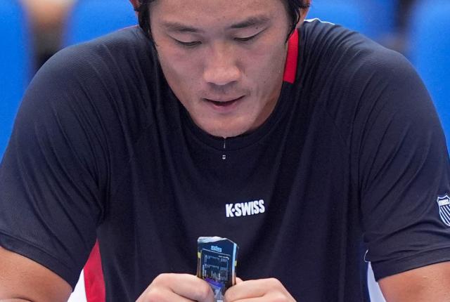 (251117) -- HENGQIN, Nov. 17, 2025 (Xinhua) -- Zhang Zhizhen reacts during the men's singles third round match of tennis between Zhang Zhizhen of Shanghai and Fnu Nidunjianzan of Hebei at China's 15th National Games in Hengqin, south China's Guangdong Province, Nov. 17, 2025. (Xinhua/Yan Linyun)