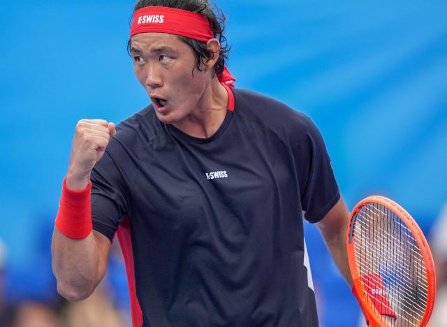 (251117) -- HENGQIN, Nov. 17, 2025 (Xinhua) -- Zhang Zhizhen celebrates scoring during the men's singles third round match of tennis between Zhang Zhizhen of Shanghai and Fnu Nidunjianzan of Hebei at China's 15th National Games in Hengqin, south China's Guangdong Province, Nov. 17, 2025. (Xinhua/Yan Linyun)