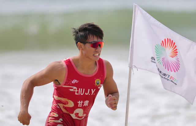 (251117) -- YANGJIANG, Nov. 17, 2025 (Xinhua) -- Liu Jiayu of Gansu competes against Feng Shuo of Jilin during the men's single sculls final B of coastal rowing at China's 15th National Games in Yangjiang, south China's Guangdong Province, Nov. 17, 2025. (Xinhua/Li Ran)