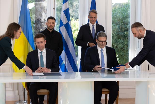 (251117) -- ATHENS, Nov. 17, 2025 (Xinhua) -- Greek Prime Minister Kyriakos Mitsotakis (R, rear) and Ukrainian President Volodymyr Zelensky (L, rear) witness the signing of a letter of intent between Greece's DEPA Commercial and Ukraine's state-owned gas operator Naftogaz for the transport of American liquefied natural gas (LNG) to Ukraine, at Maximos Mansion, in Athens, Greece, on Nov. 16, 2025. Ukrainian President Volodymyr Zelensky paid a brief visit to Greece on Sunday, during which the two countries signed a natural gas agreement.
   According to the Greek official news agency AMNA, the letter of intent between Greece's DEPA Commercial and Ukraine's Naftogaz will enable the transport of American liquefied natural gas (LNG) to Ukraine through the so-called Vertical Corridor from December 2025 to March 2026.
   The agreement was signed in Athens in the presence of Greek Prime Minister Kyriakos Mitsotakis and Zelensky. (Photo by Lefteris Partsalis/Xinhua)