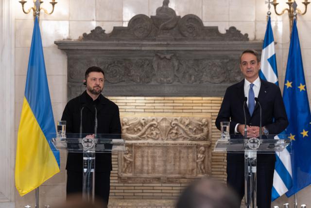 (251117) -- ATHENS, Nov. 17, 2025 (Xinhua) -- Greek Prime Minister Kyriakos Mitsotakis (R) speaks at a joint press conference with Ukrainian President Volodymyr Zelensky at Maximos Mansion in Athens, Greece, on Nov. 16, 2025. Ukrainian President Volodymyr Zelensky paid a brief visit to Greece on Sunday, during which the two countries signed a natural gas agreement.
   According to the Greek official news agency AMNA, the letter of intent between Greece's DEPA Commercial and Ukraine's Naftogaz will enable the transport of American liquefied natural gas (LNG) to Ukraine through the so-called Vertical Corridor from December 2025 to March 2026.
   The agreement was signed in Athens in the presence of Greek Prime Minister Kyriakos Mitsotakis and Zelensky. (Photo by Lefteris Partsalis/Xinhua)