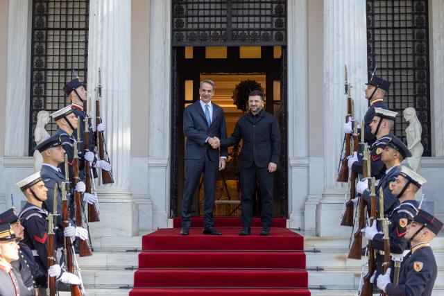 (251117) -- ATHENS, Nov. 17, 2025 (Xinhua) -- Greek Prime Minister Kyriakos Mitsotakis (L, C) shakes hands with Ukrainian President Volodymyr Zelensky (R, C) at Maximos Mansion, in Athens, Greece, on Nov. 16, 2025. Ukrainian President Volodymyr Zelensky paid a brief visit to Greece on Sunday, during which the two countries signed a natural gas agreement.
   According to the Greek official news agency AMNA, the letter of intent between Greece's DEPA Commercial and Ukraine's Naftogaz will enable the transport of American liquefied natural gas (LNG) to Ukraine through the so-called Vertical Corridor from December 2025 to March 2026.
   The agreement was signed in Athens in the presence of Greek Prime Minister Kyriakos Mitsotakis and Zelensky. (Photo by Lefteris Partsalis/Xinhua)