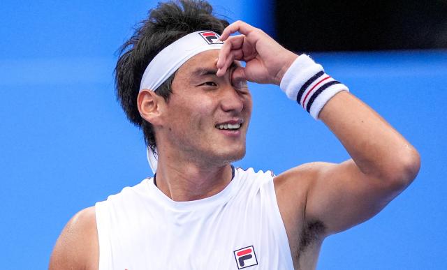 (251117) -- HENGQIN, Nov. 17, 2025 (Xinhua) -- Bu Yunchaokete celebrates scoring during the men's singles third round match of tennis between Bu Yunchaokete of Zhejiang and Wang Aoran of Tianjin at China's 15th National Games in Hengqin, south China's Guangdong Province, Nov. 17, 2025. (Xinhua/Yan Linyun)