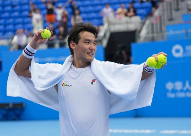 (251117) -- HENGQIN, Nov. 17, 2025 (Xinhua) -- Bu Yunchaokete celebrates after winning the men's singles third round match of tennis between Bu Yunchaokete of Zhejiang and Wang Aoran of Tianjin at China's 15th National Games in Hengqin, south China's Guangdong Province, Nov. 17, 2025. (Xinhua/Yan Linyun)