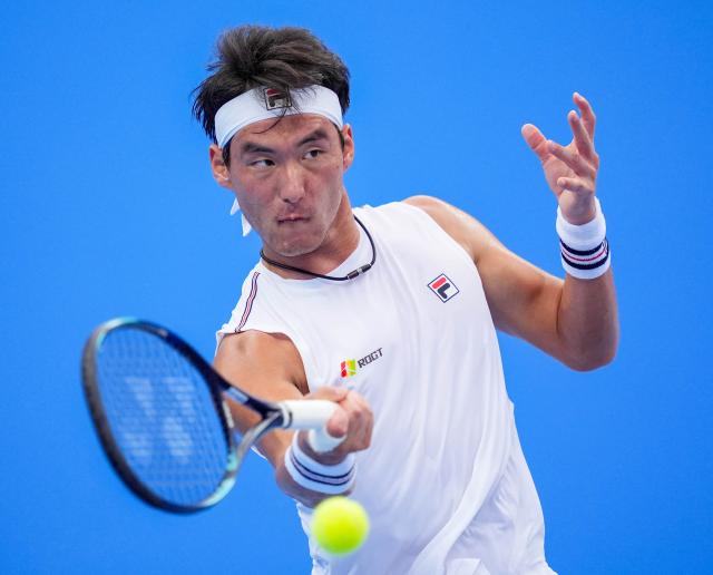 (251117) -- HENGQIN, Nov. 17, 2025 (Xinhua) -- Bu Yunchaokete hits a return during the men's singles third round match of tennis between Bu Yunchaokete of Zhejiang and Wang Aoran of Tianjin at China's 15th National Games in Hengqin, south China's Guangdong Province, Nov. 17, 2025. (Xinhua/Yan Linyun)