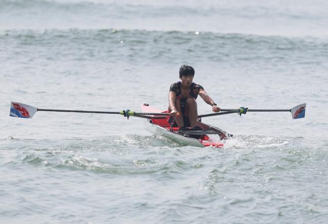 (251117) -- YANGJIANG, Nov. 17, 2025 (Xinhua) -- Tan Rukai of Fujian competes against Long Zhentao of Sichuan during the men's single sculls final A of coastal rowing at China's 15th National Games in Yangjiang, south China's Guangdong Province, Nov. 17, 2025. (Xinhua/Li Ran)