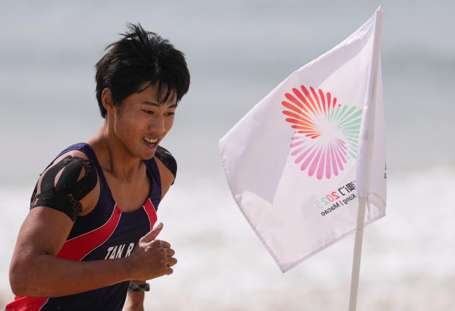 (251117) -- YANGJIANG, Nov. 17, 2025 (Xinhua) -- Tan Rukai of Fujian competes against Long Zhentao of Sichuan during the men's single sculls final A of coastal rowing at China's 15th National Games in Yangjiang, south China's Guangdong Province, Nov. 17, 2025. (Xinhua/Li Ran)